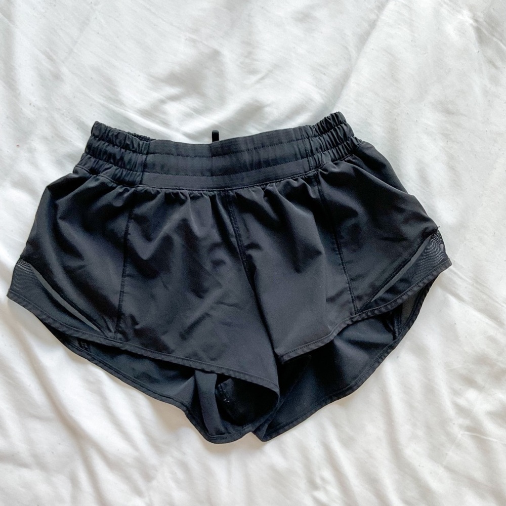 Lululemon Black Hotty Hot low rise 2.5”